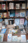 830508 Afbeelding van de vergeelde boeken in de etalage van de al jaren gesloten boekhandel voorheen H.W. Meyer jr. ...
